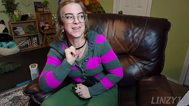 Snapshot of Linzy_19 chatting on February 14, 3:33 am Linzy 19 online show from February 14, 3:33 am