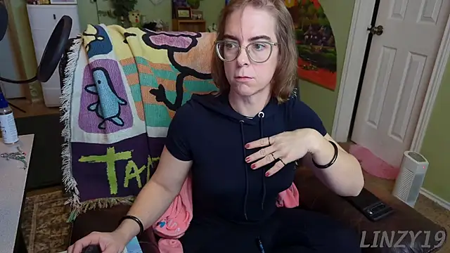 Snapshot of Linzy_19 chatting on February 16, 6:43 pm Linzy 19 online show from February 16, 6:43 pm