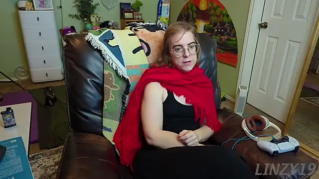 Snapshot of Linzy_19 chatting on March 5, 11:05 pm Linzy 19 online show from March 5, 11:05 pm