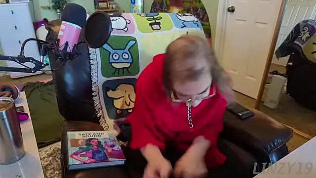 Snapshot of Linzy_19 chatting on March 10, 4:35 pm Linzy 19 online show from March 10, 4:35 pm