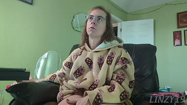 Snapshot of Linzy_19 chatting on November 9, 4:16 pm Linzy 19 online show from November 9, 4:16 pm