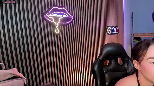 emily roberts1 online show from December 4, 4:44 am