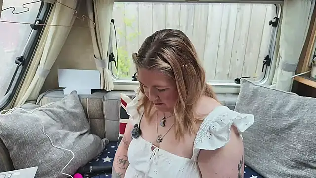 Snapshot of British__Rosie chatting on May 15, 7:59 am British Rosie online show from May 15, 7:59 am