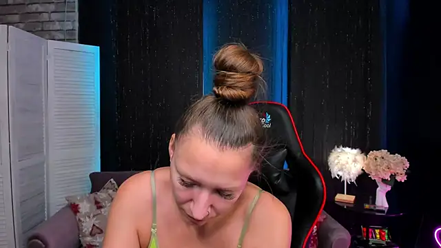 Snapshot of SarahCoksss chatting on November 19, 12:32 am SarahCoksss online show from November 19, 12:32 am