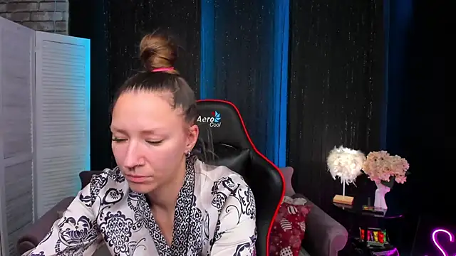 Snapshot of SarahCoksss chatting on December 4, 12:09 am SarahCoksss online show from December 4, 12:09 am