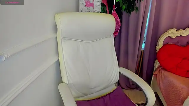 Snapshot of Lily_Marlin chatting on July 19, 2:37 am Lily Marlin online show from July 19, 2:37 am