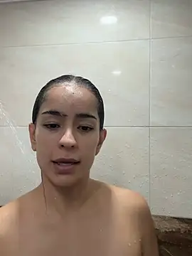 Snapshot of Mau_White chatting on May 21, 7:10 pm Mau White online show from May 21, 7:10 pm