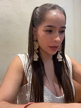 Snapshot of Mau_White chatting on May 23, 12:27 am Mau White online show from May 23, 12:27 am