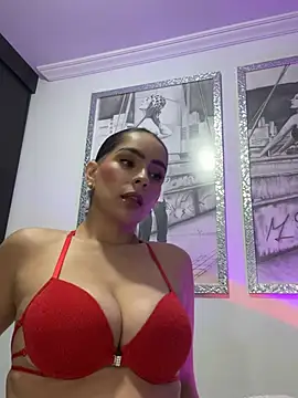 Snapshot of Mau_White chatting on June 2, 12:01 am Mau White online show from June 2, 12:01 am