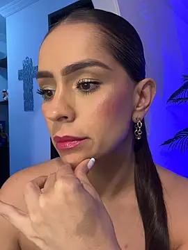 Snapshot of Mau_White chatting on July 17, 12:39 am Mau White online show from July 17, 12:39 am