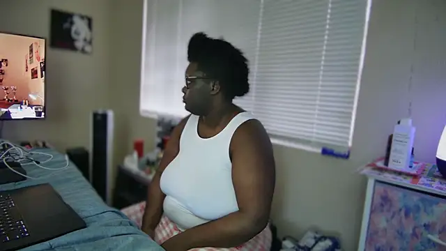 Snapshot of Yagurl__west chatting on February 17, 12:43 am Yagurl west online show from February 17, 12:43 am