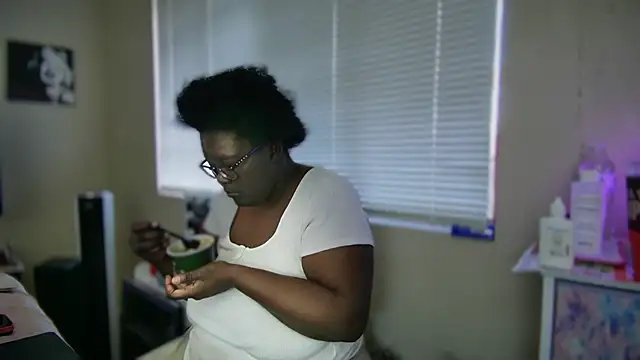 Snapshot of Yagurl__west chatting on February 20, 1:14 am Yagurl west online show from February 20, 1:14 am