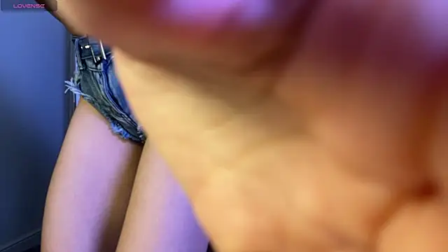 Snapshot of viviann_evans chatting on December 2, 1:22 am viviann evans online show from December 2, 1:22 am