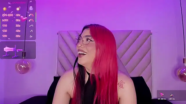 Snapshot of EmmaSwift_ chatting on November 18, 2:06 am EmmaSwift online show from November 18, 2:06 am