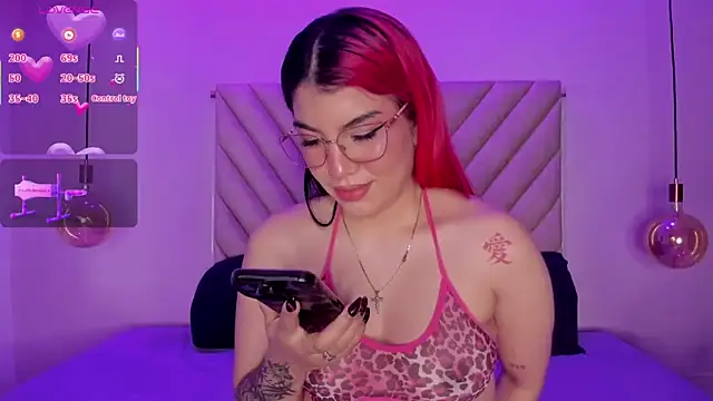 Snapshot of EmmaSwift_ chatting on November 19, 2:22 am EmmaSwift online show from November 19, 2:22 am