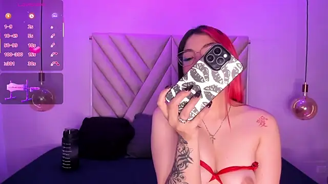 Snapshot of EmmaSwift_ chatting on November 22, 2:54 am EmmaSwift online show from November 22, 2:54 am