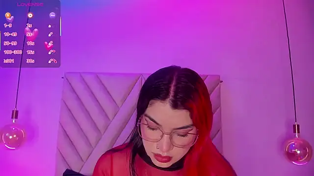 Snapshot of EmmaSwift_ chatting on December 2, 2:50 am EmmaSwift online show from December 2, 2:50 am