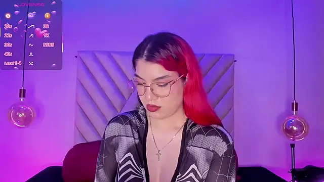 Snapshot of EmmaSwift_ chatting on December 5, 2:42 am EmmaSwift online show from December 5, 2:42 am