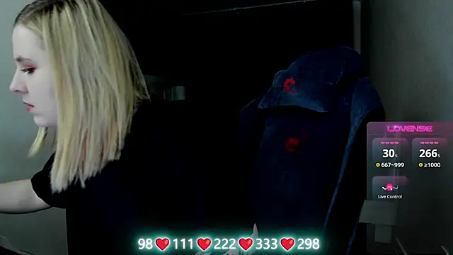 Snapshot of Olivia_Munk chatting on May 8, 4:29 am Olivia Munk online show from May 8, 4:29 am