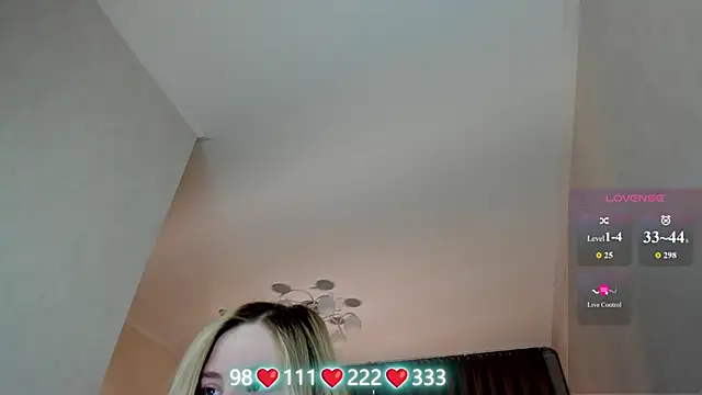 Snapshot of Olivia_Munk chatting on May 27, 4:09 am Olivia Munk online show from May 27, 4:09 am