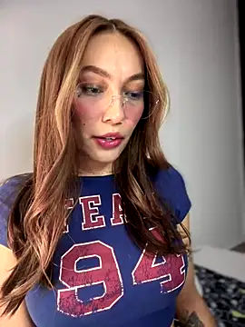 Snapshot of MichelleFerry_ chatting on December 5, 4:20 am MichelleFerry online show from December 5, 4:20 am