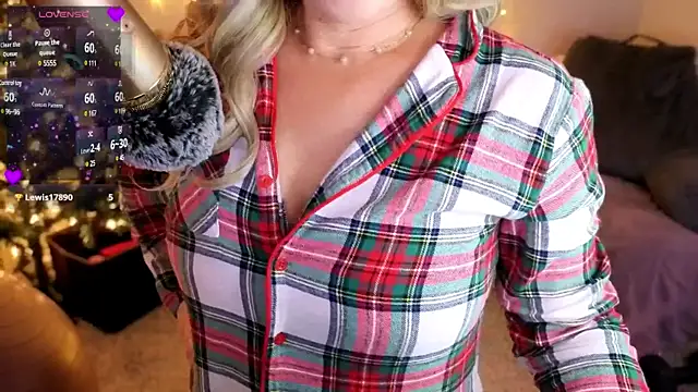 Snapshot of lovejulietxo chatting on December 28, 12:13 pm lovejulietxo online show from December 28, 12:13 pm