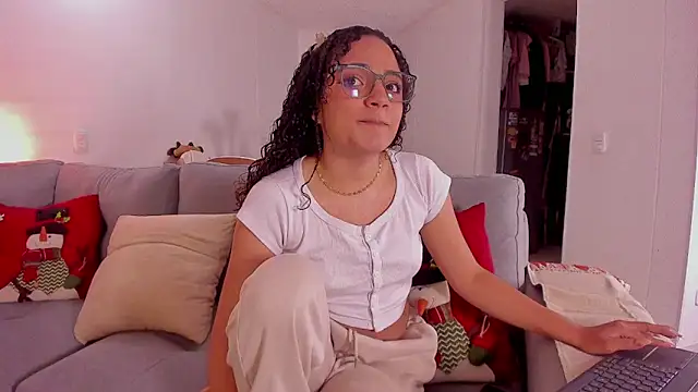 Snapshot of DAHLIA_BROWNIE chatting on January 6, 5:19 am DAHLIA BROWNIE online show from January 6, 5:19 am