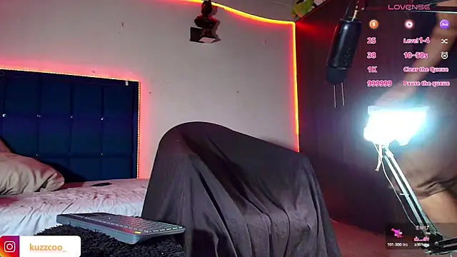 kuzzcoo online show from October 24, 11:23 pm