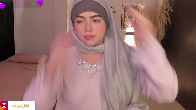 Snapshot of shayla_18 chatting on November 18, 8:13 pm shayla 18 online show from November 18, 8:13 pm