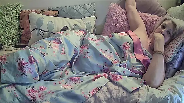 Snapshot of MaggieMoonxxx chatting on December 29, 5:21 am MaggieMoonxxx online show from December 29, 5:21 am