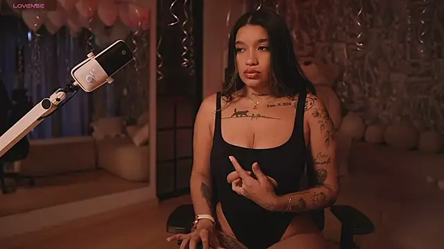 Snapshot of HannahW_ chatting on October 24, 9:55 pm HannahW online show from October 24, 9:55 pm