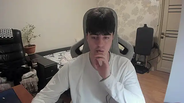 Snapshot of Knuckles17 chatting on December 14, 6:08 am Knuckles17 online show from December 14, 6:08 am