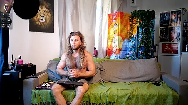 Snapshot of rusbigpaul chatting on June 7, 6:28 am rusbigpaul online show from June 7, 6:28 am