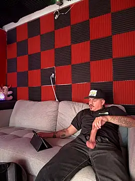 Snapshot of PeterGrandee chatting on February 19, 11:36 pm PeterGrandee online show from February 19, 11:36 pm