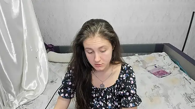 Holliy Cooper online show from January 14, 12:45 pm