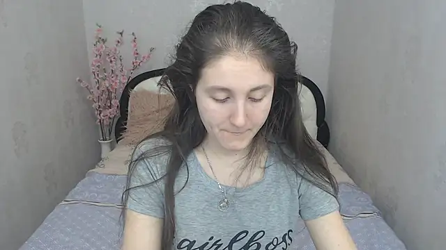 Holliy Cooper online show from February 6, 7:24 am