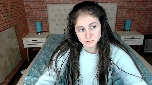 Holliy Cooper online show from March 21, 11:01 am