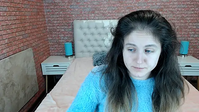 Holliy Cooper online show from December 3, 9:18 am