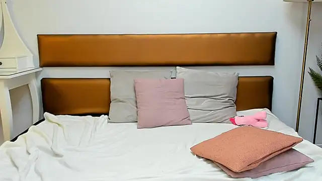 Snapshot of MissYvie chatting on January 13, 12:02 pm MissYvie online show from January 13, 12:02 pm