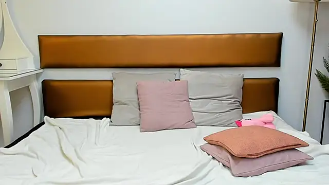 Snapshot of MissYvie chatting on February 27, 10:04 am MissYvie online show from February 27, 10:04 am