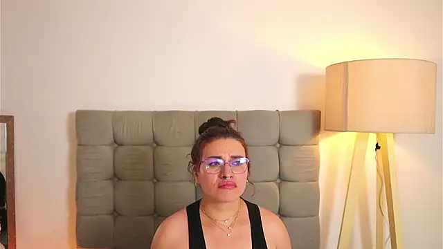 Snapshot of alix_bay chatting on January 31, 2:15 am alix bay online show from January 31, 2:15 am