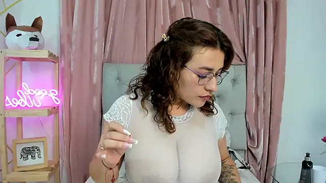 Snapshot of alix_bay chatting on February 17, 3:58 am alix bay online show from February 17, 3:58 am