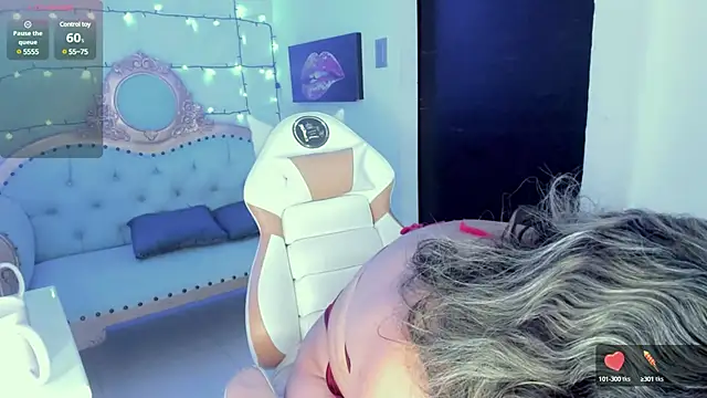 Snapshot of dianamilf chatting on January 28, 2:11 am dianamilf online show from January 28, 2:11 am