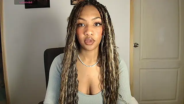 im alivys  online show from July 17, 11:42 pm