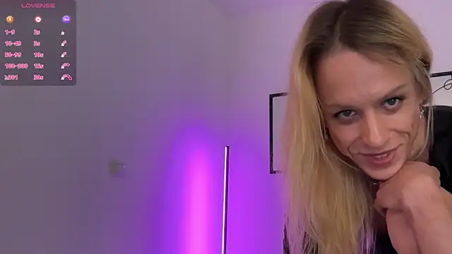 Snapshot of julia-01 chatting on November 15, 10:15 pm julia-01 online show from November 15, 10:15 pm