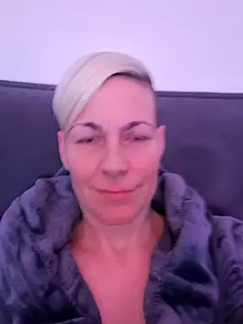 Snapshot of DarleenHot chatting on December 3, 8:17 pm DarleenHot online show from December 3, 8:17 pm