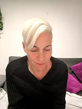 Snapshot of DarleenHot chatting on October 24, 6:48 pm DarleenHot online show from October 24, 6:48 pm