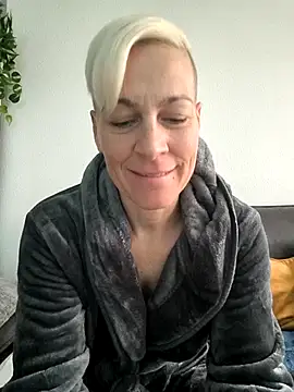 Snapshot of DarleenHot chatting on October 25, 7:16 am DarleenHot online show from October 25, 7:16 am