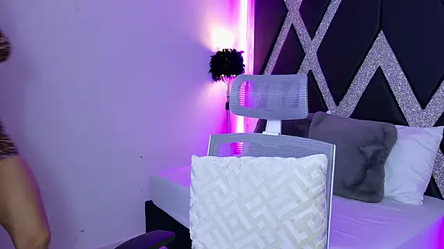 Snapshot of blonde_cat15 chatting on November 10, 2:10 am blonde cat15 online show from November 10, 2:10 am