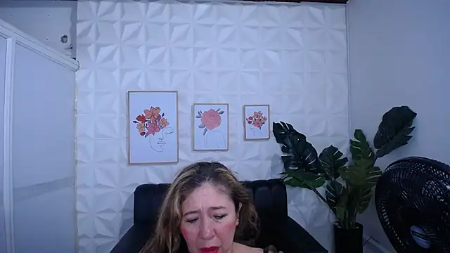 Valentinaa mature online show from February 23, 8:39 pm